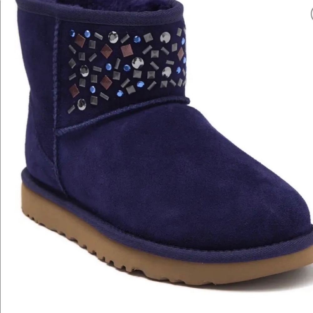 Classic Genuine Sheepskin Mini Stud II Boot
UGG ‼️